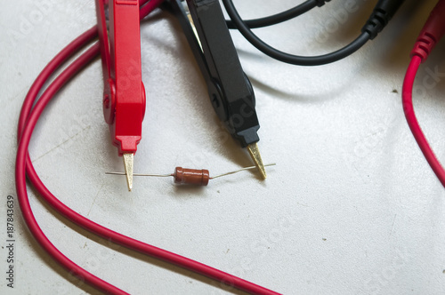 Probes multimeter when testing the nominal resistance