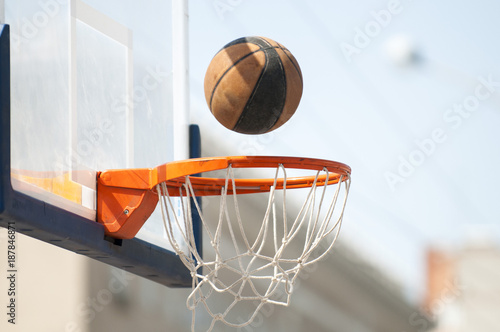 the ball fly into the basketball Hoop © Юрий Бартенев
