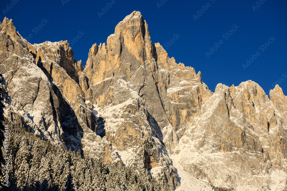 Sass Maor in inverno (gruppo delle Pale di San Martino) fotografato dalla val Canali, nel parco naturale di Paneveggio Sass Maor in inverno (gruppo delle Pale di San Martino) fotografato dalla val Canali, nel parco naturale di Paneveggio