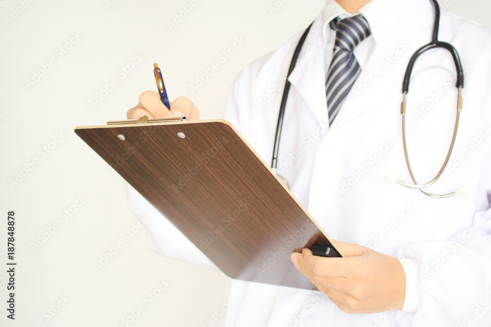 診察する医師 Doctor consulting 診察する医師 Doctor consulting