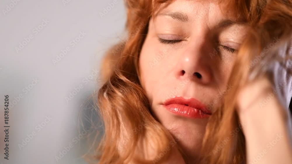 eine rothaarige Frau bewegt ihren kopf in Zeitlupe und hat eine erotische Ausstrahlung eine rothaarige Frau bewegt ihren kopf in Zeitlupe und hat eine erotische Ausstrahlung