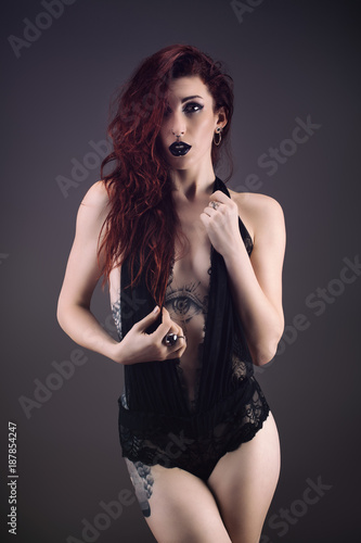Принти на полотні Jeune femme rousse en lingerie noire