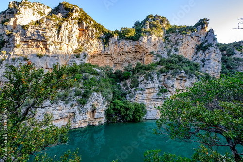 Basses Gorges du Verdon au printemps. Vue sur le rocher. Quinson, Provence, France.