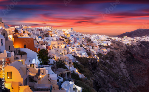 Traumhafter Sonnenuntergang hinter Oia auf Santorini, Kykladen, Griechenland