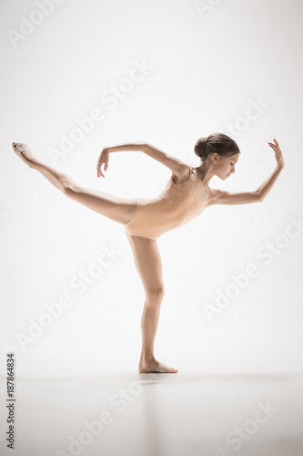 The teen modern ballet dancer © master1305