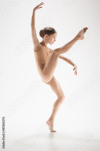 The teen modern ballet dancer © master1305