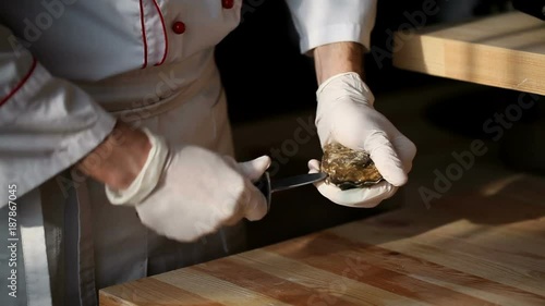 Process of opening the fresh oyster