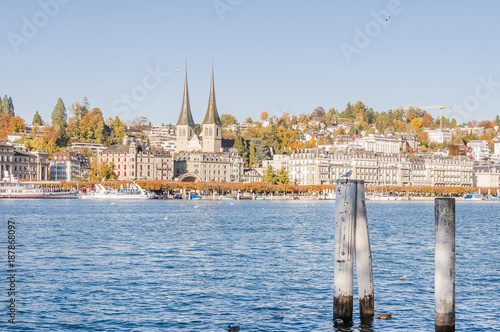 Luzern, Vierwaldstättersee, Seeufer, See, Altstadt, St. Leodegar, Kirche, Uferstrasse, Schifffahrt, Seerundfahrt, Herbst, Schweiz photo