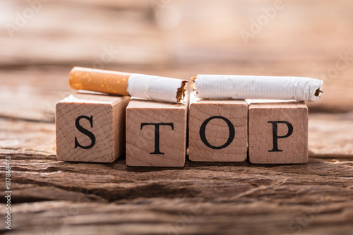 Foto Cigarette And Wooden Blocks Showing Stop Word