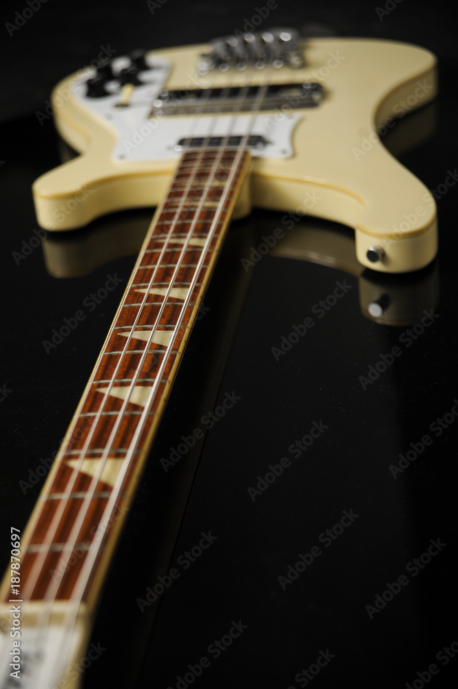 Fototapeta premium vintage bass on black background