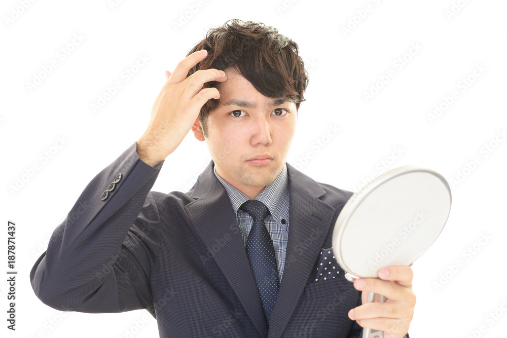 ヘアーセットをする男性 ヘアーセットをする男性