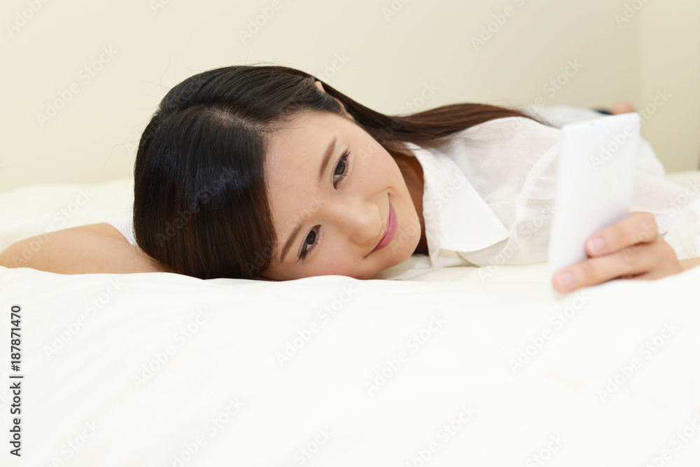 スマートフォンを持つ女性 スマートフォンを持つ女性
