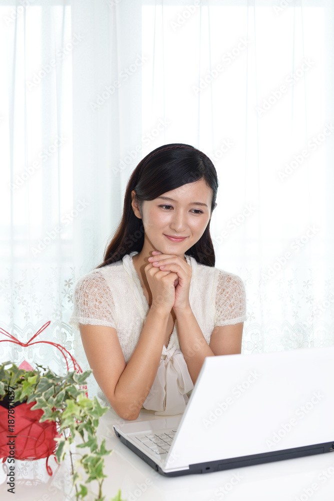 パソコンを楽しむ女性