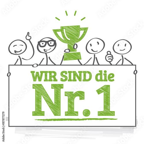 Wir sind die Nummer eins - erfolgreiches Team hält Sieger Pokal und Schild