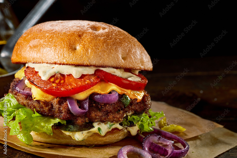 Tasty traditional American cheeseburger - obrazy, fototapety, plakaty 