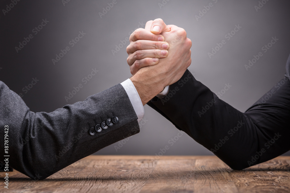Ταπετσαρία Two Businesspeople Competing In Arm Wrestling