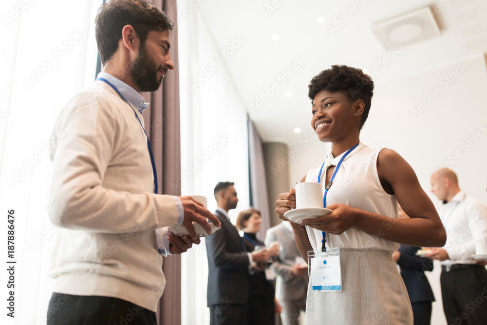Obraz premium business people with conference badges and coffee