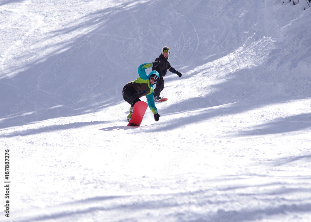 sports d'hiver - snowboardeuse heureuse