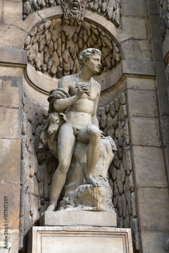 Statue de la fontaine Médicis au jardin du Luxembourg à Paris, France