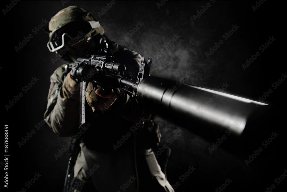 Φωτογραφία The man in the image of a member of the SWAT police with weapons