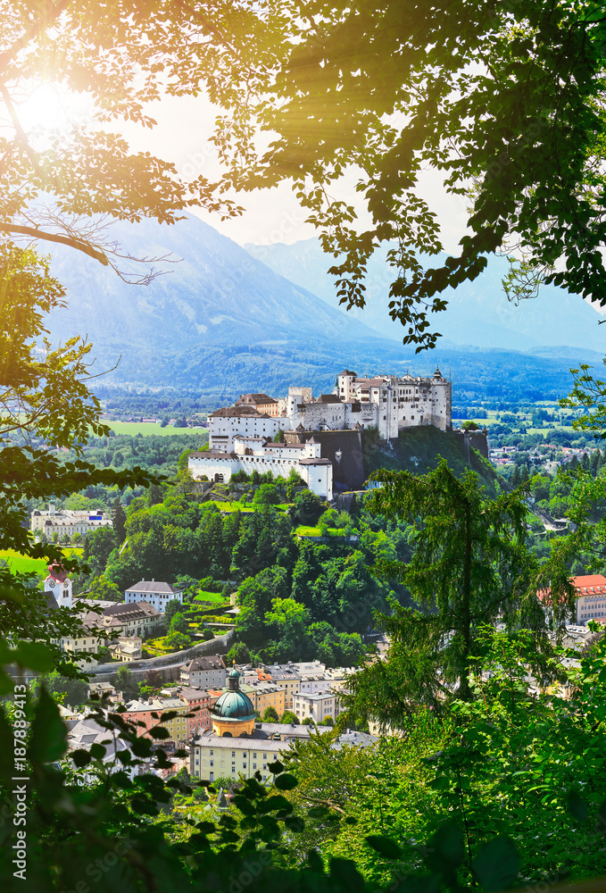 Fototapeta premium Twierdza Salzburg w Austrii średniowieczny zamek na klifie pod
