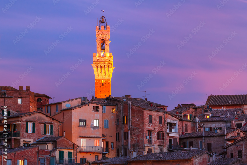 Obraz premium Mangia Tower or Torre del Mangia and Old Town of medieval city of Siena at gorgeous sunset, Tuscany, Italy