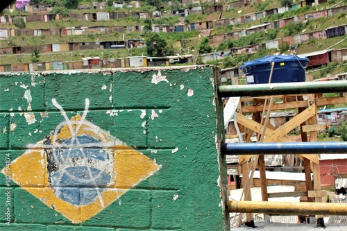 Cuadro en lienzo Favela recém instaurada em Diadema São Paulo, com desenho da bandeira do Brasil e renegada com pichação