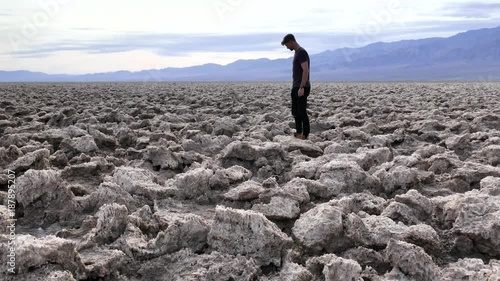 beau jeune homme se promenant dans le désert Californien