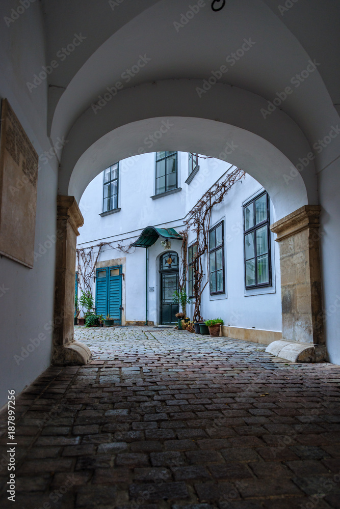 Verträumter Innenhof in der Wiener Innenstadt Verträumter Innenhof in der Wiener Innenstadt