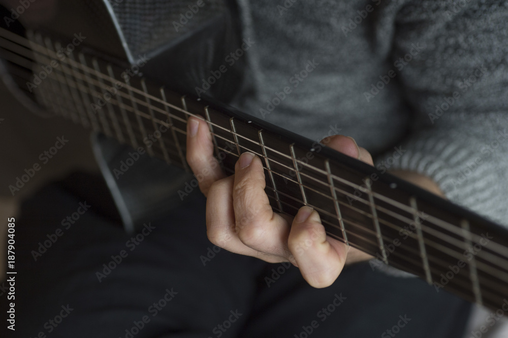 Obraz premium Elderly man playing carbon fiber guitar