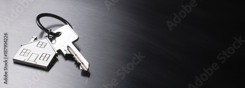 Hausschlüssel auf Stahloberfläche photo
