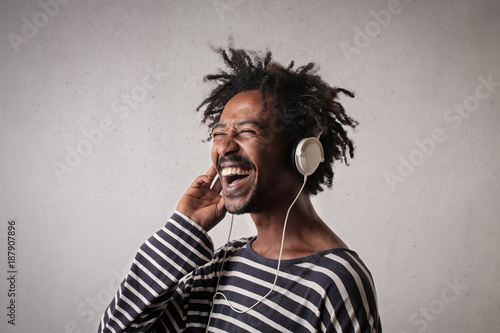 Konstfotografi Laughing man listening to music