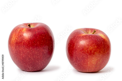 zwei rote Braeburn Äpfel auf weiß freigestellt