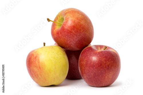 Haufen mit Braeburn Äpfel auf weiß freigestellt