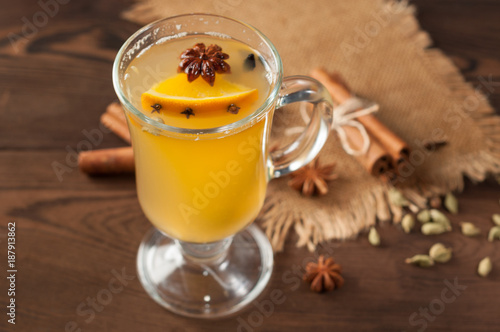 Fotografía White mulled wine with various spices on a wooden background