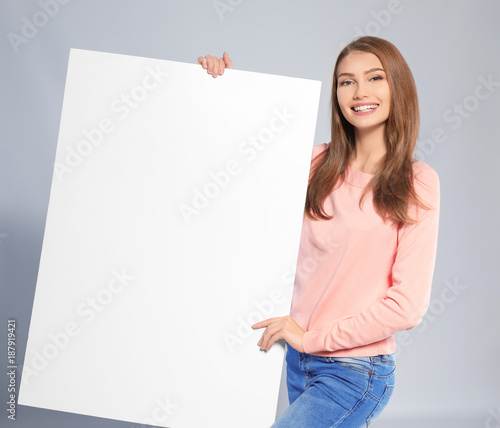 Young woman with blank adve...