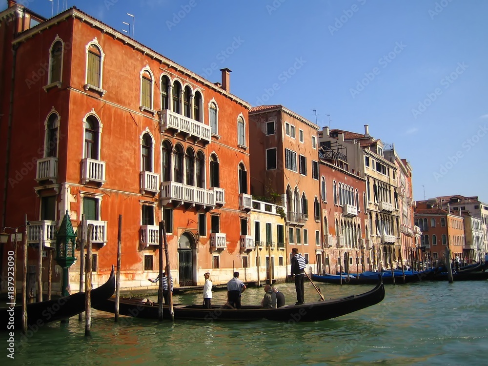 Venise, traghetto et palais colorés sur le Grand Canal (Italie)