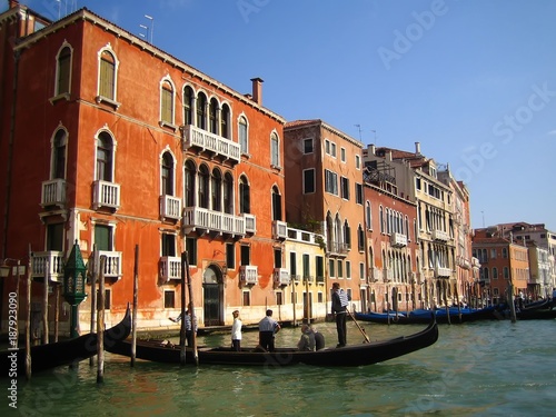 Venise, traghetto et palais colorés sur le Grand Canal (Italie)