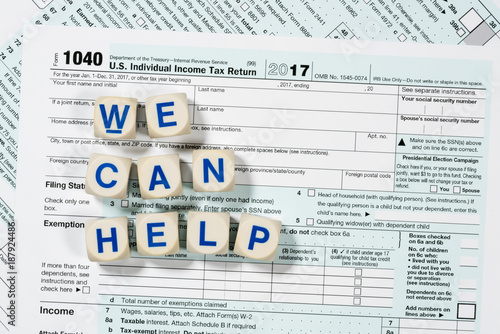Foto Macro close up of 2017 IRS form 1040 with WE CAN HELP letters