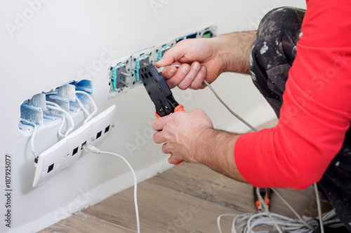 Obraz na płótnie Electrical engineer at work
w salonie
