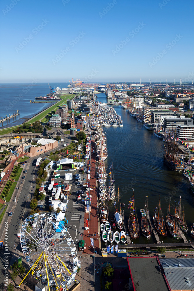 Blick auf Bremerhaven von oben auf die Stadt, Treffen der Windjammer und Hafenfest während der Sail
