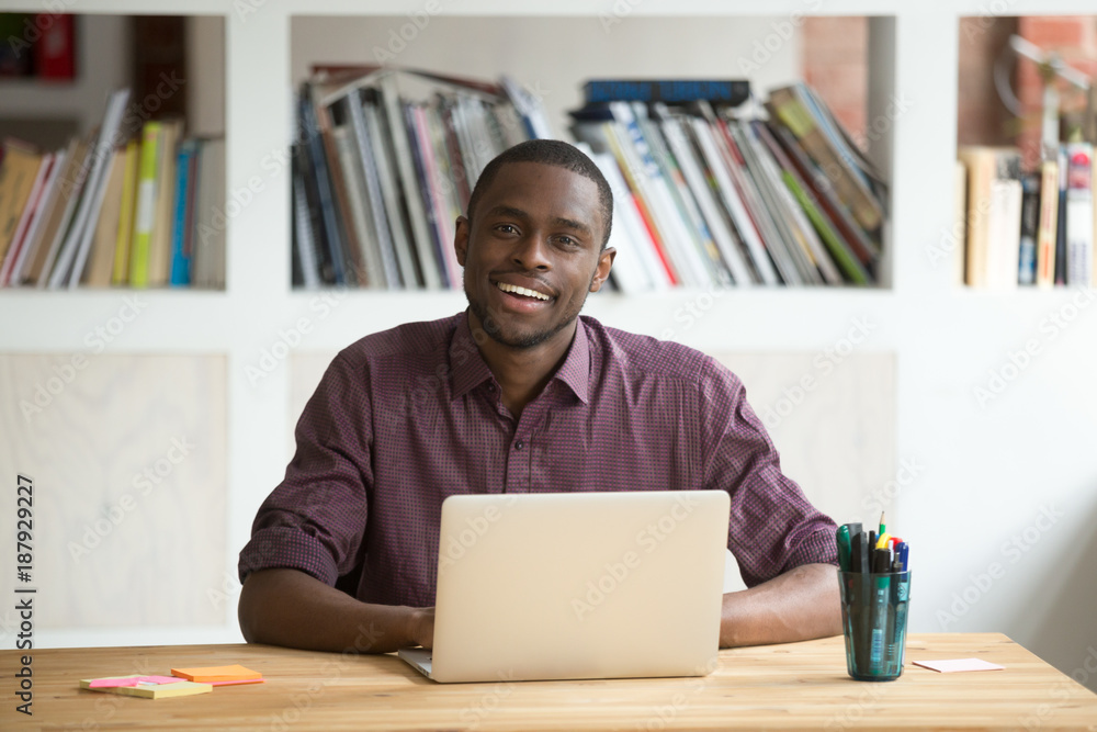 Φωτογραφία Portrait of friendly attractive african-american businessman entrepreneur sittin