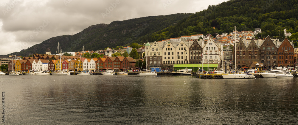 Bryggen, barrio histórico de Bergen, Noruega, situado en un muelle en la orilla oriental del fiordo donde se asienta la ciudad.Verano de 2017