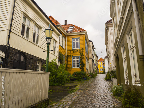 Bergen es la segunda ciudad más grande de Noruega, sus orígenes están vinculados a la Edad Vikinga , callejeando por sus calles , admirando sus edificios en el verano de 2017 © acaballero67