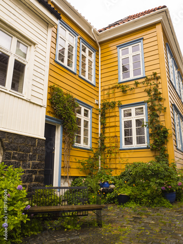 Bergen es la segunda ciudad más grande de Noruega, sus orígenes están vinculados a la Edad Vikinga , callejeando por sus calles , admirando sus edificios en el verano de 2017