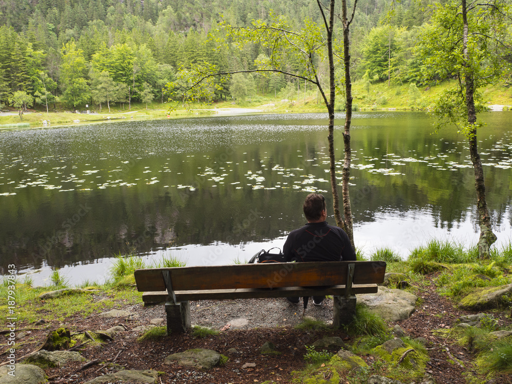 Esperando en un banco en el Lago Lundarvatnet, en Vosenvangen. Noruega, verano de 2017 Esperando en un banco en el Lago Lundarvatnet, en Vosenvangen. Noruega, verano de 2017