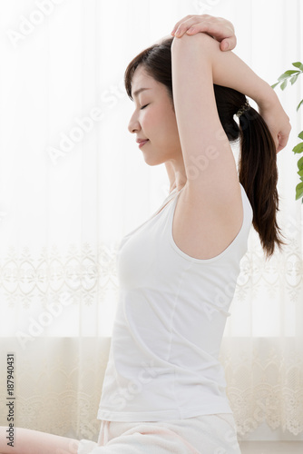 ストレッチをする女性 肩 肩甲骨 背中stock Photo Adobe Stock