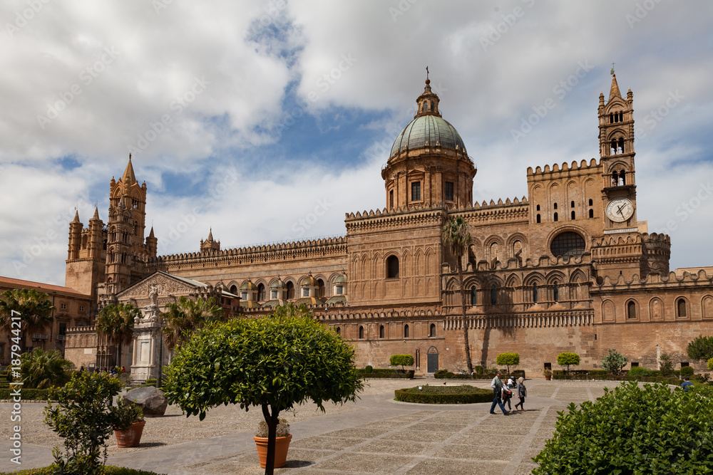 Kathetrale von Palermo Sehenswürdigkeit in Sizilien mit Wolken Himmel