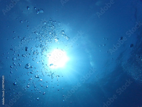沖縄の海　見上げた太陽