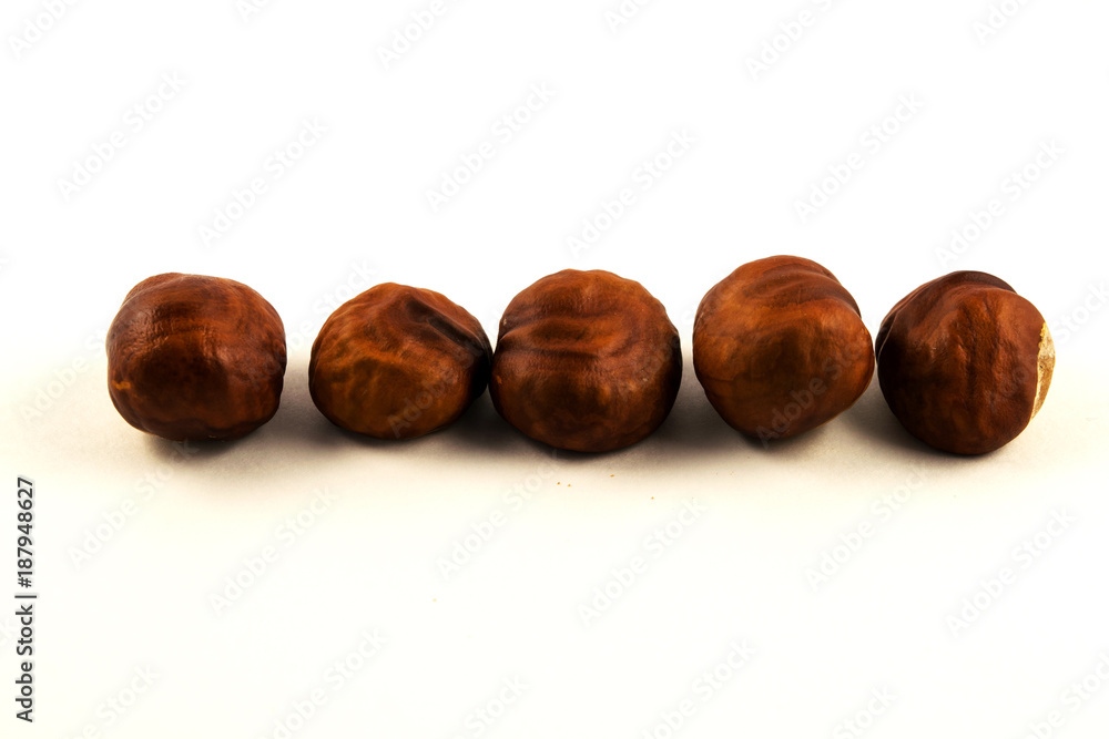 Obraz premium Fresh chestnuts on white background